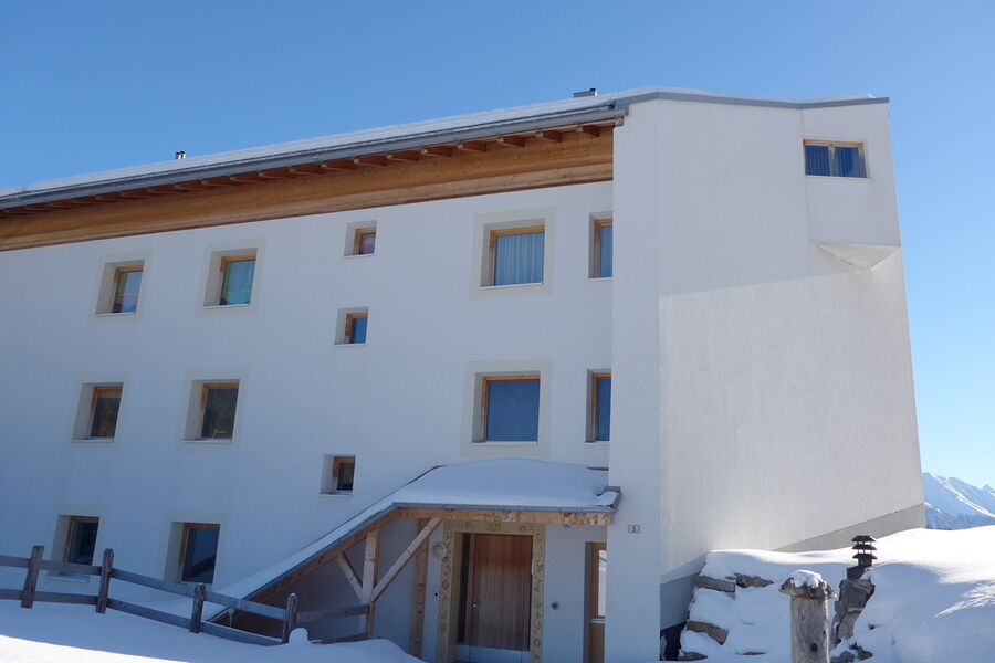 Die gegenüber Lawinen exponierte Seite dieses Gebäudes in Davos (GR) wurde als Spaltkeil ausgebildet und auf Öffnungen im direkt von der Lawine angeströmten Bereich verzichtet.