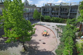 Ein naturnah gestalteter Spielplatz mit sickerfähigem Untergrund und Begrünung (Quelle: Stefan Hasler, VSA) Ein naturnah gestalteter Spielplatz mit sickerfähigem Untergrund und Begrünung (Foto: Stefan Hasler, VSA)
