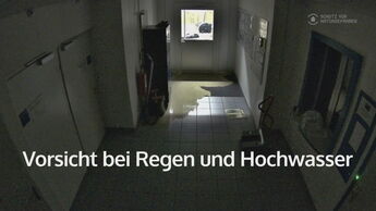 Weil sich Wasser vor der Aussentüre aufstaut, bricht diese plötzlich und das ganze Untergeschoss wird binnen Minuten geflutet.