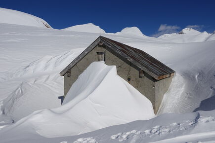 Horizontaler Ruhedruck am Beispiel eines Gebäudes im Binntal (VS). Er entsteht an vertikalen Flächen im flachen Gelände aufgrund der Setzung der Schneedecke. Der Ruhedruck ist dreieckförmig verteilt und errechnet sich in Abhängigkeit der Schneehöhe und de Horizontaler Ruhedruck am Beispiel eines Gebäudes im Binntal (VS).