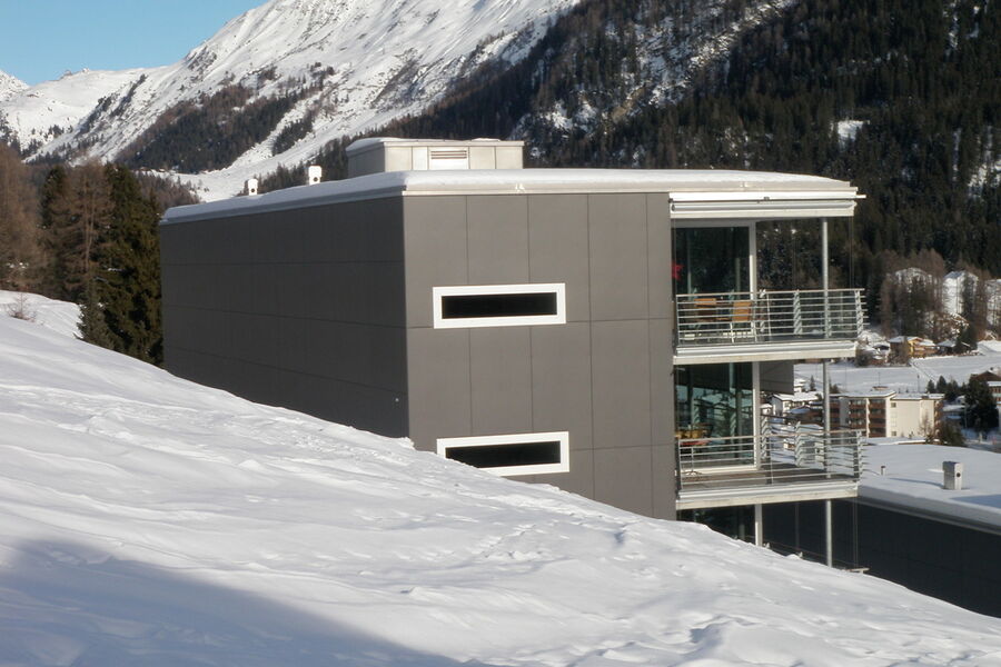 Verkleidete Prallwand bei Mehrfamilienhaus in Davos (GR).