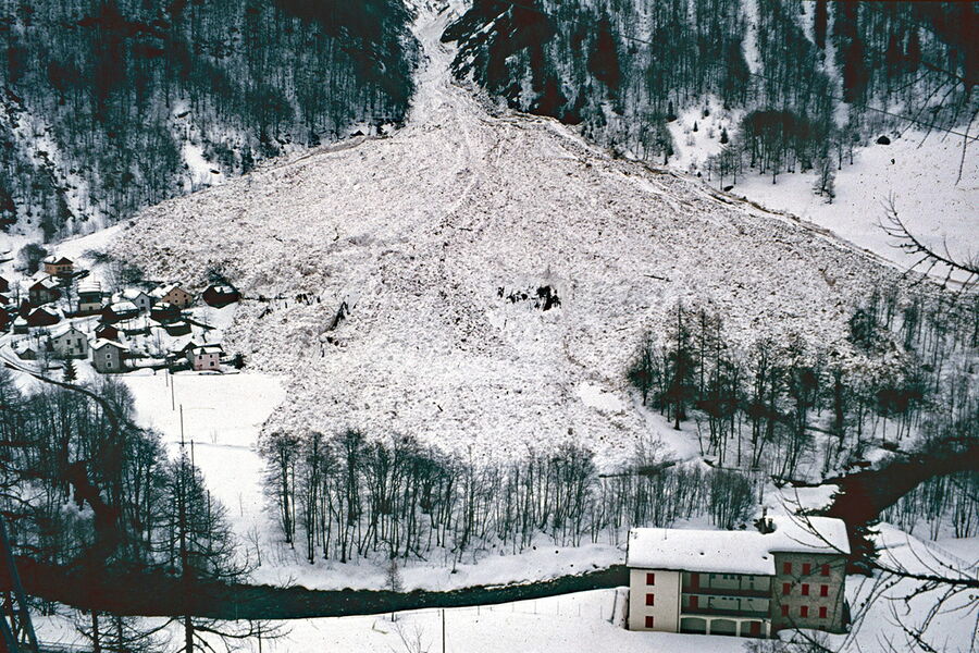 Eine feuchte Fliesslawine zerstörte am 25. April 1986 einen Teil des Dorfes Mogno (TI).