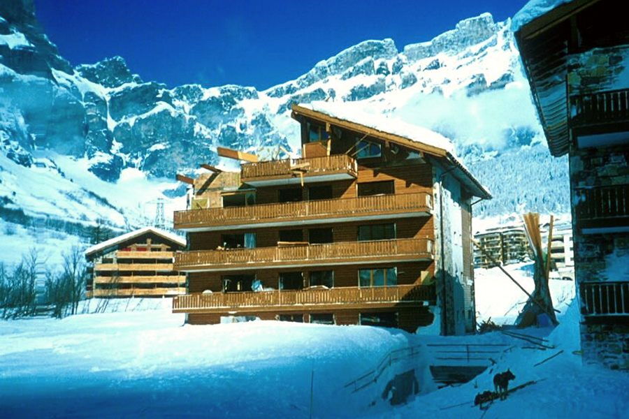 Eine Staublawine hat im Lawinenwinter 1999 in Leukerbad (VS) strukturelle Schäden an Gebäuden verursacht.