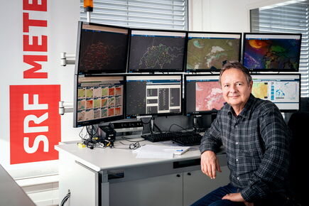 Meteorologe Thomas Bucheli (Quelle: SRF) Meteorologe Thomas Bucheli im Studio von Schweizer Radio und Fernesehen SRF