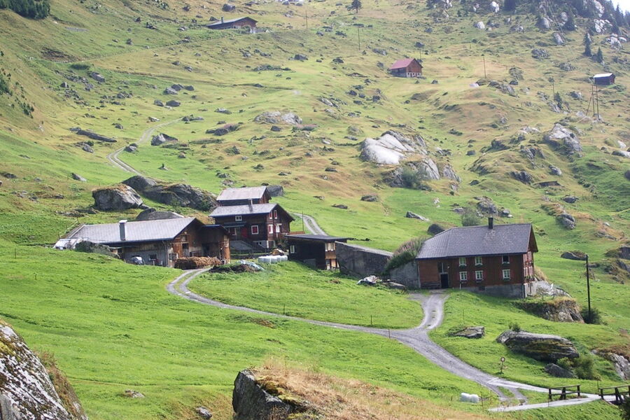 Durch eine optimierte Anordnung der Gebäude und Einpassung in bestehende Geländestrukturen können gefährdete Bereiche gemieden und die Angriffsfläche für Lawinen am Gebäude minimiert werden.