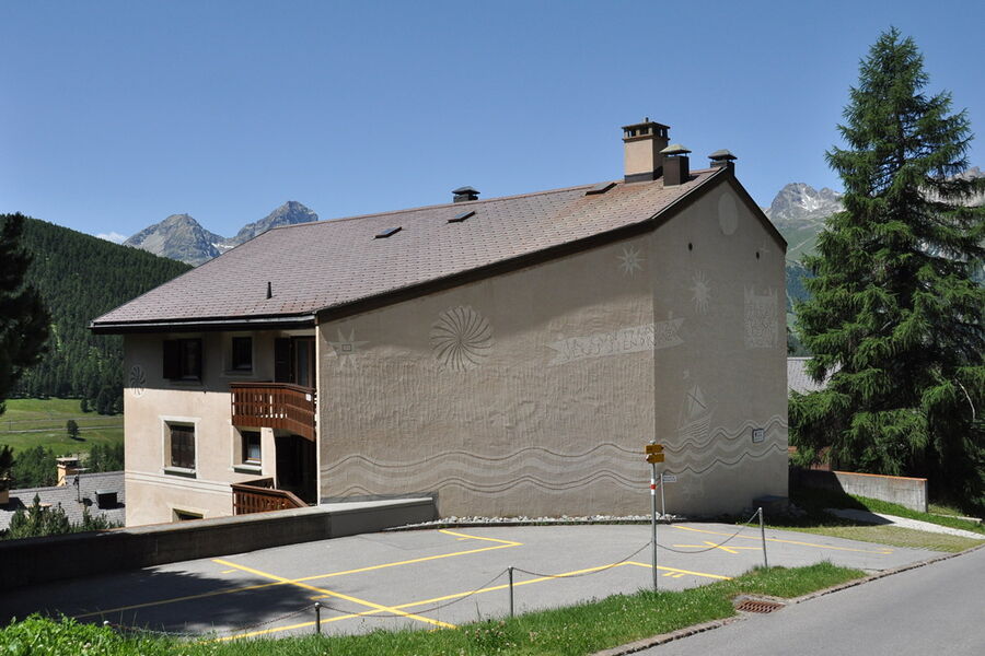 Abgewinkelte Prallwand in Pontresina (GR).