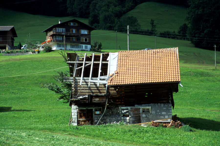 Ein besonders exponierter Teil des Dachs dieses Landwirtschaftsgebäudes in Lungern (OW) wurde infolge starker Hubkräfte einer Staublawine teilweise abgedeckt.