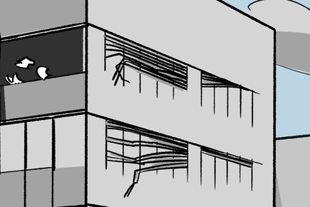 Durch Sturm beschädigte Lamellenstoren an Hochhaus und Akten fliegen aus dem Fenster